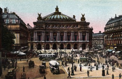 Pariisi: näkymä Charles Garnierin (1825-1898) tekemästä oopperan julkisivusta ja Place de l