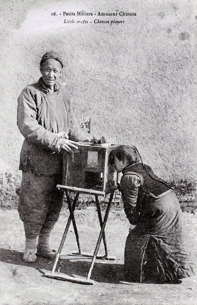Petity metier: matkustava viihdyttäjä kuvalaatikon kanssa 1900-luvun alun valokuvaus - Yksityiskokoelma tekijältä Anonymous Anonymous