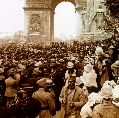 Valokuvaus - Stereoskooppinen lasilevy ensimmäisestä maailmansodasta: Pariisin väestö voittopäivänä vuonna 1919, yksityinen kokoelma tekijältä Anonymous Anonymous