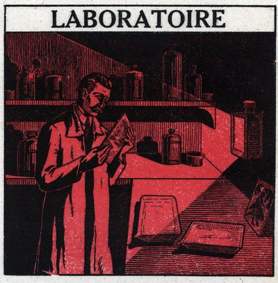 Valokuvaus: valokuvaaja laboratoriossaan kehittääkseen valokuvia. Anonyymi kuvitus vuodelta 1925. Yksityiskokoelma. tekijältä Anonymous Anonymous