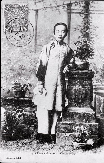 Nuoren kiinalaisen naisen muotokuva perinteisessä asussa Valokuvaus 1900-luvun alusta - Yksityiskokoelma tekijältä Anonymous Anonymous