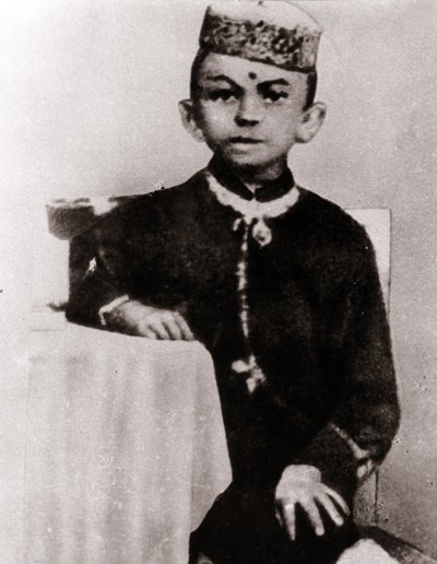 Poliittisen johtajan Mohandas Karamchand Gandhin (1869-1948) lapsen muotokuva - Valokuvaus noin 1875 tekijältä Anonymous Anonymous