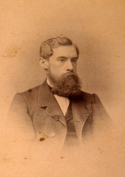 Muotokuva keräilijästä, suojelijasta ja gallerian perustajasta Pavel Mihailovich Tretjakovista (Pavel Mikhailovich Tretiakov) (1832-1898). Albumin valokuva tekijältä Anonymous Anonymous