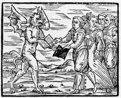 Saatana lahjoittaa seuraajille mustan kirjan vastineeksi evankeliumikirjasta - "Compendium Maleficarum", käsittelee noitia, heidän onnettomuuksiaan ja heidän lajittelujaan Francesco Maria Guazzo tai Guaccio tai Guaccius (15?? -16??) 1608 Private Collection tekijältä Anonymous Anonymous
