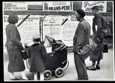 Toinen maailmansota (1939-1945): Ohikulkijat lukivat mobilisaatiojulisteita syyskuussa 1939 tekijältä Anonymous Anonymous