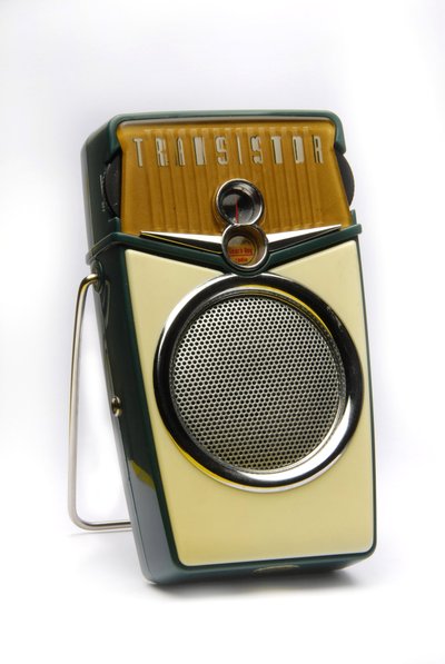 TRANSISTORIRADION tai POCKET RADION tai TRANSISTOR PORTABLE RADION asetelma. tekijältä Anonymous Anonymous