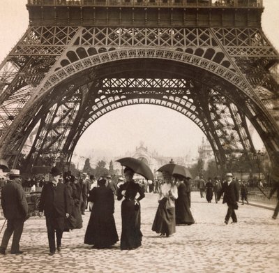 Vuoden 1900 maailmannäyttely - Universelle de 1900 -näyttely Pariisissa: Näkymä Eiffel-tornin alta - yksityinen kokoelma tekijältä Anonymous Anonymous