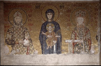 Neitsyt istumassa Johannes II Komnenoksen ja hänen vaimonsa Unkarin Irenen välissä (Mosaiikki, 6. vuosisata) tekijältä Anthemius of and Miletus Isidore of Tralles