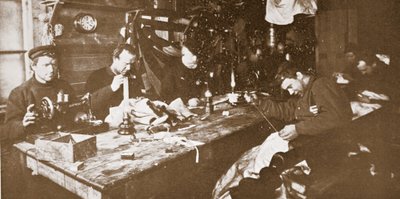 Kotalla miehet ompelivat puolitalvella turkisia vaatteisiin kevään kelkkailussa, pubissa. Lontoo 1907 (m/w kuva) tekijältä Anthony Fiala