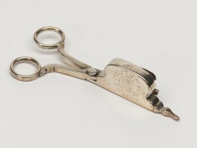 Kynttilännuuska, johtokunta, n. 1696 (nuuska) tekijältä Anthony Nelme