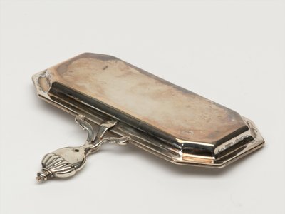 Kynttilännuuskatarjotin, määräyslautakunta, n. 1696 (tarjotin, nuuskaaja) tekijältä Anthony Nelme