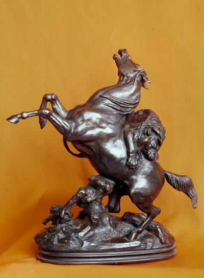 Antoine Louis Baryen (1795-1875) 1800-luvun leijona hyökkäämässä pronssiveistos. Pariisi, Louvre-museo tekijältä Antoine Louis Barye