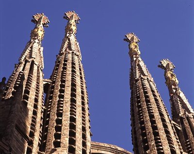 Tornit La Sagrada Familiasta, vuonna 1882 alkaneesta kirkosta (kuva) tekijältä Antoni Gaudi