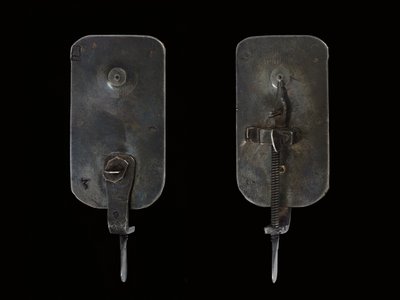 Mikroskooppi, n. 1690 (hopea ja lasi) (katso myös 1121457-60) tekijältä Antoni van Leeuwenhoek