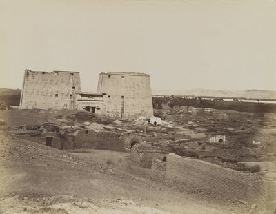 Edfu, näkymä Pylonille ja kylään tekijältä Antonio Beato