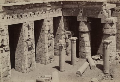 Medinet Habu: Koptilainen kirkko Ramses III -temppelin keskustassa tekijältä Antonio Beato