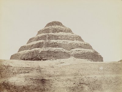 Pyramidi Saqqarassa, näkymä Step Pyramidin kaakkoon tekijältä Antonio Beato