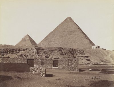 Gizan pyramidit, näkymä Chephrenin ja Cheopsin pyramideista koilliseen tekijältä Antonio Beato