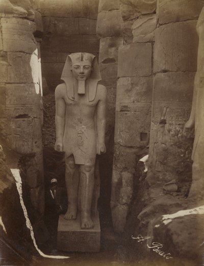 Ramses II:n patsas Luxorissa tekijältä Antonio Beato