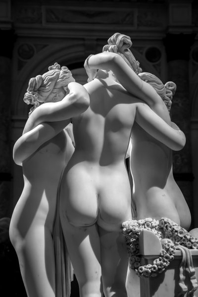 MILANO, ITALIA - NOIN KESÄKUU 2020: Antonio Canovan patsas "Kolme armoa" (Le tre Gr..., 2019) (kuva). tekijältä Antonio Canova