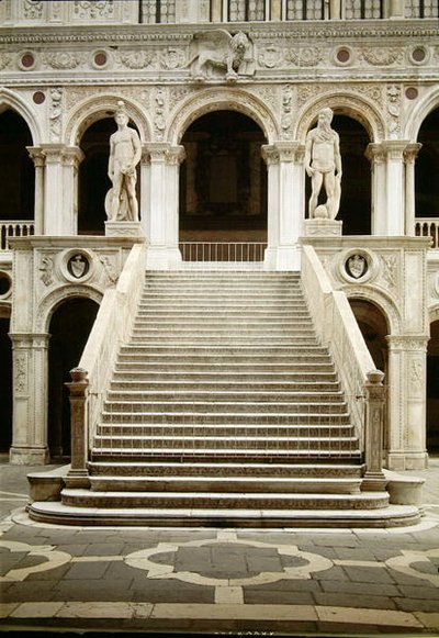 Näkymä Scala dei Gigantille, jonka on suunnitellut Antonio Rizzo ja Jacopo Sansovinon (1486-1570) Marsin ja Neptunuksen patsaat tekijältä Antonio Rizzo