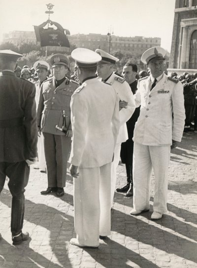 Albumi "MVSN- Blackshirts": Carlo Delcroix sodan loppu ja kultamitali valkoisessa univormussa MVSN:n "Corporal of Honour":lta (m/w kuva) tekijältä Antonio Savio