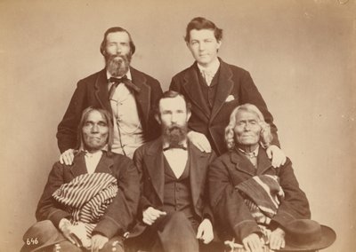 Alexander Gardner, William Henry Jackson ja Antonio Zeno Shindler sekä Pueblon edustajat Alejandro Padilla, Isletan kuvernööri, ja Ambrosio Abeita, Isletan entinen kuvernööri, 1868 (kuva). tekijältä Antonion Zeno Shindler