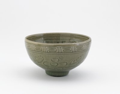 Tarjoilukulho Longquan-astioiden tyyliin, Tarjoilukulho (hachi), 1800-luvun alku (kivitavara celadon-lasituksella) tekijältä Aoki (attr. to) Mokubei