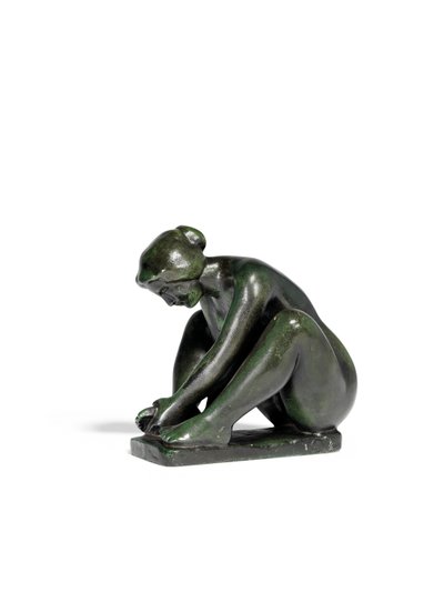 Hiipivä tyttö pitelee yhtä jalkaa tekijältä Aristide Maillol