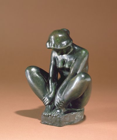 Tyttö pitelee molempia jalkoja, 1920 (pronssi) tekijältä Aristide Maillol