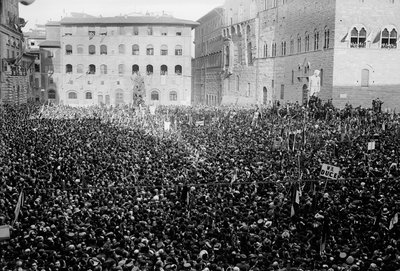 Väkijoukko kokoontui Piazza Signorialle Hitlerin ja Mussolinin Firenzen-vierailun yhteydessä, 05/1938 (b/w kuva) tekijältä Armando Bruni