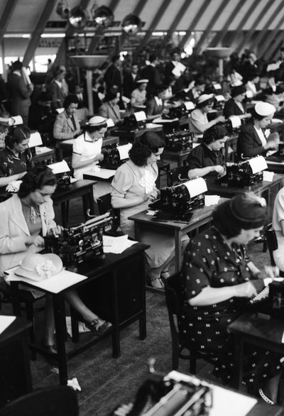 Konekirjoittajat työskentelevät, Italia, 1938 (lasilevy) tekijältä Armando Bruni