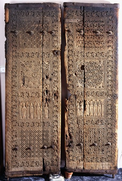 Pari veistettyä armenialaista pähkinäpuista ovia, jotka kuvaavat Kristusta kuuden apostolin ja pyhän kanssa, 1312 tekijältä Armenian School