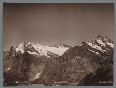 Näkymä Wetterhornille, Berglistockille ja Schreckhornille Bernin Alpeilla Panorama of the Jungfraukette (sarjan nimi esineellä) tekijältä Arthur Gabler