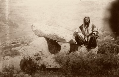 Dolmen ja mies, Hesbanin (Heshban) länsipuolella, 1881 tekijältä Arthur M. Mantell