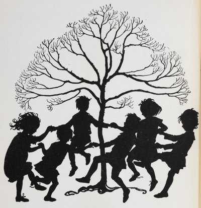 Siluetti lapsista, jotka tanssivat puun ympärillä. tekijältä Arthur Rackham