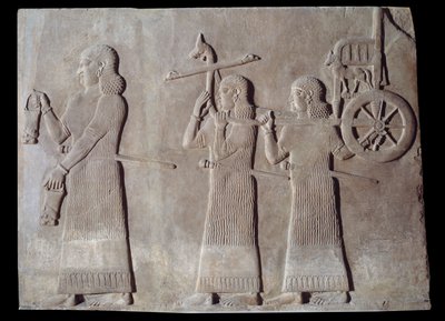 Taide Mesopotamia (Assyria): Assyrian kuninkaan Sargon II:n (721 - 705 eKr.) palatsin hovi, joka kantaa situleja ja kuninkaan vaunuja. Pariisi, Musee du Louvre tekijältä Assyrian