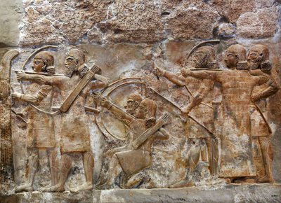Assyrian armeijan jousimiehet valloittamassa linnoitettua kaupunkia, helpotus Nimrudista, noin 865 eaa. tekijältä Assyrian