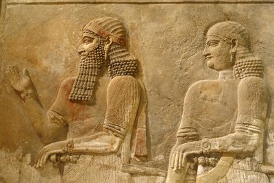 Yksityiskohta Sargon II:sta ja vartijasta, helpotus kuningas Sargonin palatsista Khorsabadissa, noin 716-713 eaa. tekijältä Assyrian