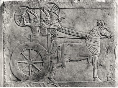 Assyrian armeijaa taistelussa esittävän reliefin katkelma Ashurbanipalin palatsista Ninivessä, noin 645 eaa., kivi yksityiskohta svetokuvasta 161334 tekijältä Assyrian