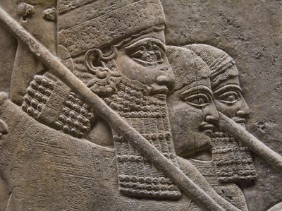 Kuningas Ashurnasirpal II kuninkaallisen leijonanmetsästyksen aikana 700-luvulla. eKr tekijältä Assyrian