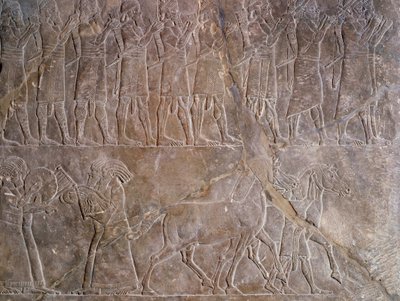 Itämainen antiikki: yksityiskohta bareljeefistä kalkkikivessä: Assyrian (Mesopotamian) kuninkaan Assurbanipalin tai Ashurbanipalin panssarin muusikot (669 eKr.-627 eKr.). 640 eaa. Niinivestä. Pariisi, Louvre-museo tekijältä Assyrian