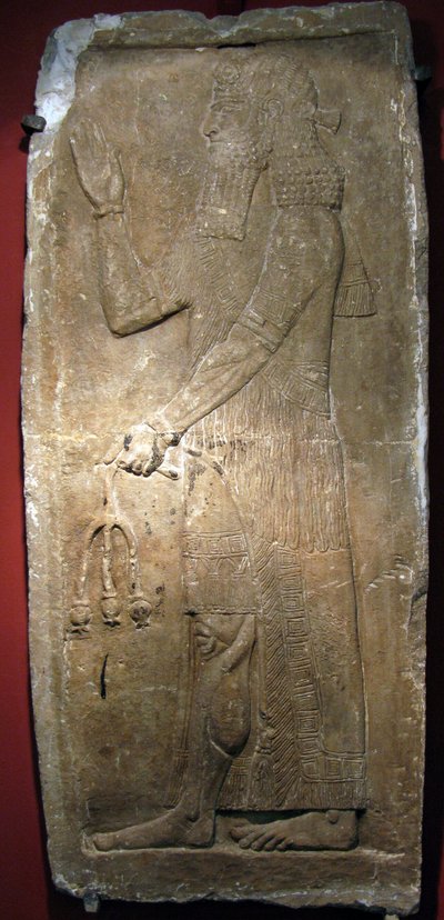 Pappi pitelee granaattiomenan oksaa. Yksityiskohta kalkkikivibareljeefista Sargon II:n (tai Sharroukinin, Assyrian kuninkaan 722–705 eKr.) linnoituksesta Dur Sharrukinissa (nykyinen Khorsabad, Irak). Assyrialainen taide, antiikki, 8. vuosisadalla eKr tekijältä Assyrian