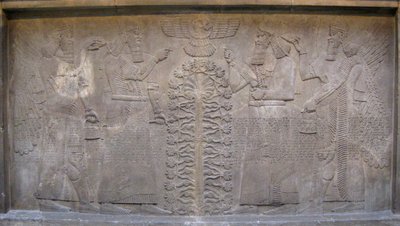 Reliefi kahdella Ashurnasirpal-hahmolla, siivekkäillä mytologisilla olennoilla ja jumalalla Ashur, ennen elämän puuta, 885-860 eaa. tekijältä Assyrian