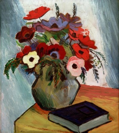 Stilleben mit Anemonen und blauem Buch tekijältä August Macke