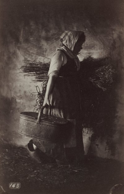 Nainen talonpoika kantamassa koria ja heinää, n. 1870. tekijältä Auguste Giraudon