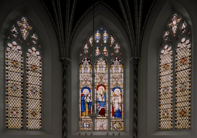 Apsisikkuna, jossa Johannes Kastaja, Neitsyt ja lapsi sekä Johannes evankelista, 1841-42 (lasimaalauksia). tekijältä Augustus Welby Northmore Pugin