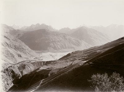 Pamir-joen ja Hindukushin risteys sen takana. tekijältä Aurel Stein