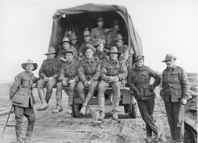 Rekkakuorma Australian tykistövahvistuksia etenee tiellä liittyäkseen Hindenburgin linjapuolustuksen taisteluun osallistuvan 5. Australian Divisional Artilleryn patteriin, tekijältä Australian Photographer