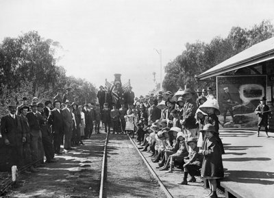 Kiertorekrytointijuna rautatieasemalla joidenkin kaupunkilaisten kanssa (Donor Queensland Recruiting Committee), Wallumbilla, Queensland, n. 1916 tekijältä Australian Photographer